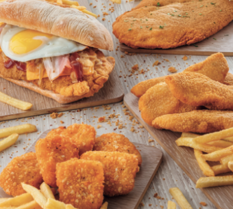 Milanesas, sándwich de milanesa, nuggets y papas fritas sobre tablas de madera